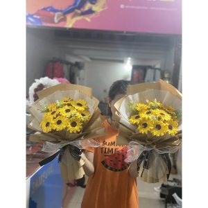 BÓ HOA SÁP HƯỚNG DƯƠNG 10 BÔNG KÈM GẤU TỐT NGHIỆP, BANNER QUÀ TẶNG TỐT NGHIỆP, KỶ YẾU GIÁ RẺ