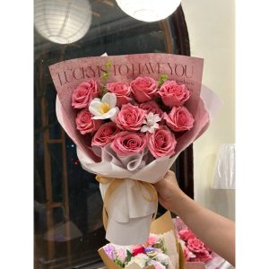 Bó Hoa Hồng Sáp Phấn Sang Trọng cùng Tulip Trắng – Quà Tặng Người Yêu, Sinh Nhật, Valentine