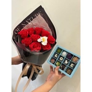 Combo Hoa Sáp 11 Bông Đỏ + Socola 9 Viên LOVE – Quà Tặng Valentine Lãng Mạn