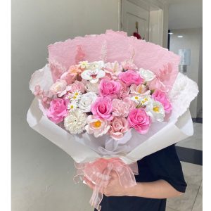(GXE-03) - Bó hoa sáp tone hồng - mix hồng dâu tulip - giấy xé kraft lá táo (Hàng đặt trước, gấp ib)