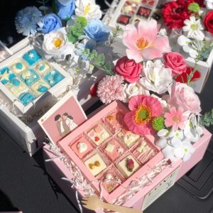 (Tặng đèn, thiệp) Hộp mika có sẵn hoa và socola valentines