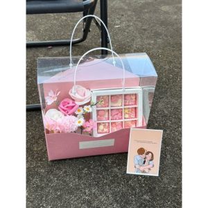 (Tặng đèn, thiệp)Set hộp mika bìa thư sẵn hoa + hộp sôcôla 9 viên( như hình) tặng valentine