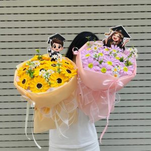 VIBI | Bó hoa sáp tặng tốt nghiệp kèm banner chibi (Mẫu TN Sáp 03)