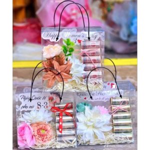 quà tặng hộp hoa vuông, có sẵn hoa + ống đựng tiên ( như hình)